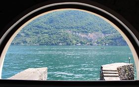 House On The Lake Shore Of Laglio